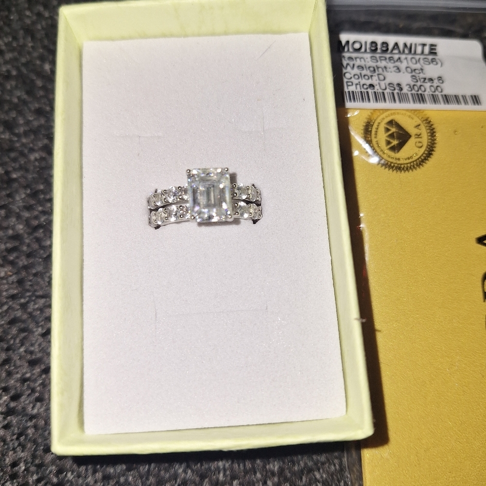 Elegant Silver Moissanite Ring Size 6 - Picture 4 of 7